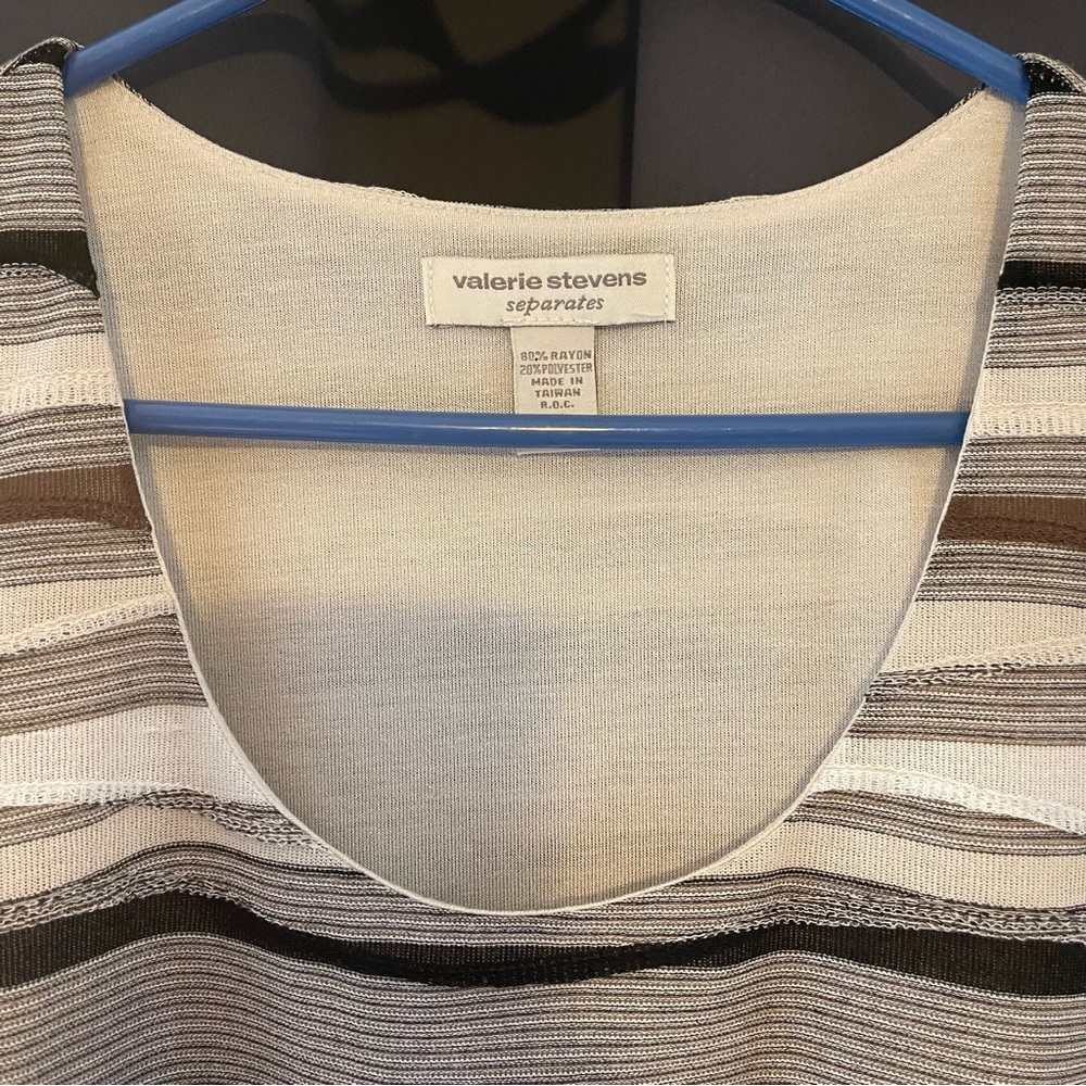 121.  Valerie Stevens “Separates” Top Size M - Picture 4 of 9